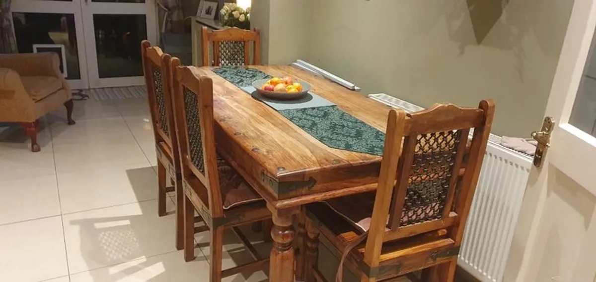 Table and chairs - still available - Image 1