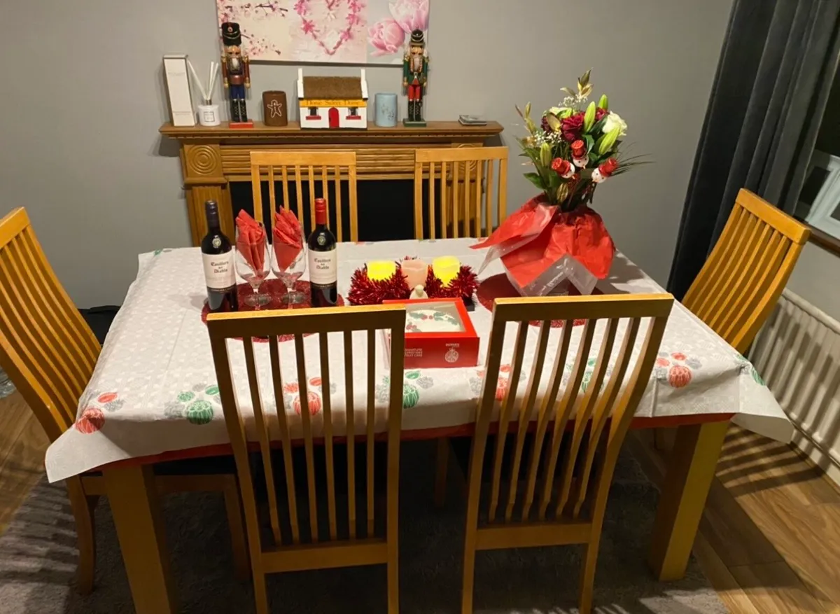 Kitchen table and 6 chairs