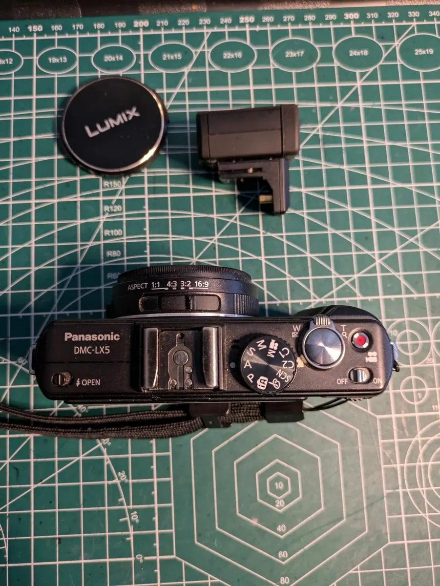Panasonic LVF-1 viewfinder for Lumix LX5, GF1, GF2 - Image 3