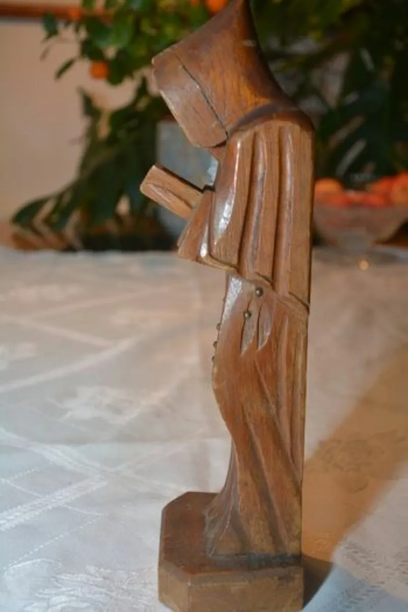 Vintage carved figurine of a reading monk - Image 2