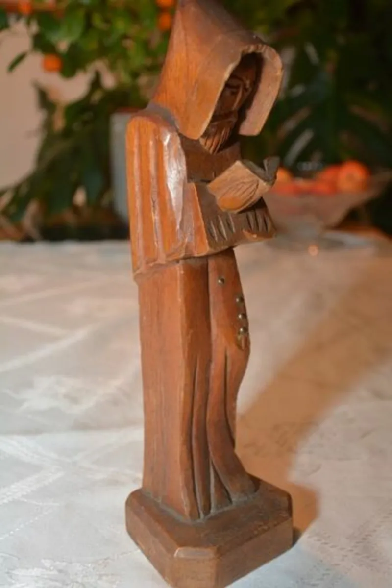 Vintage carved figurine of a reading monk - Image 4