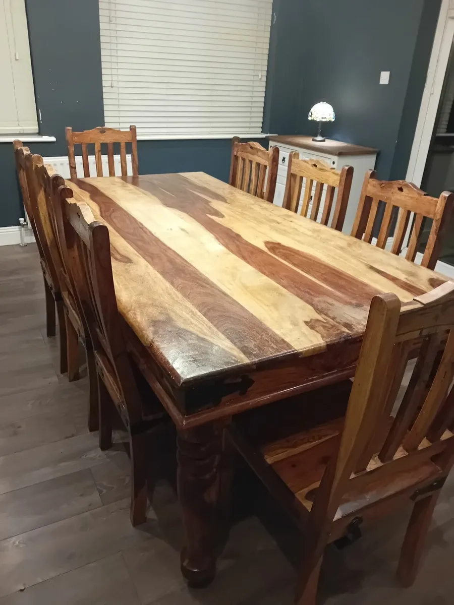 Table and chairs - Image 1