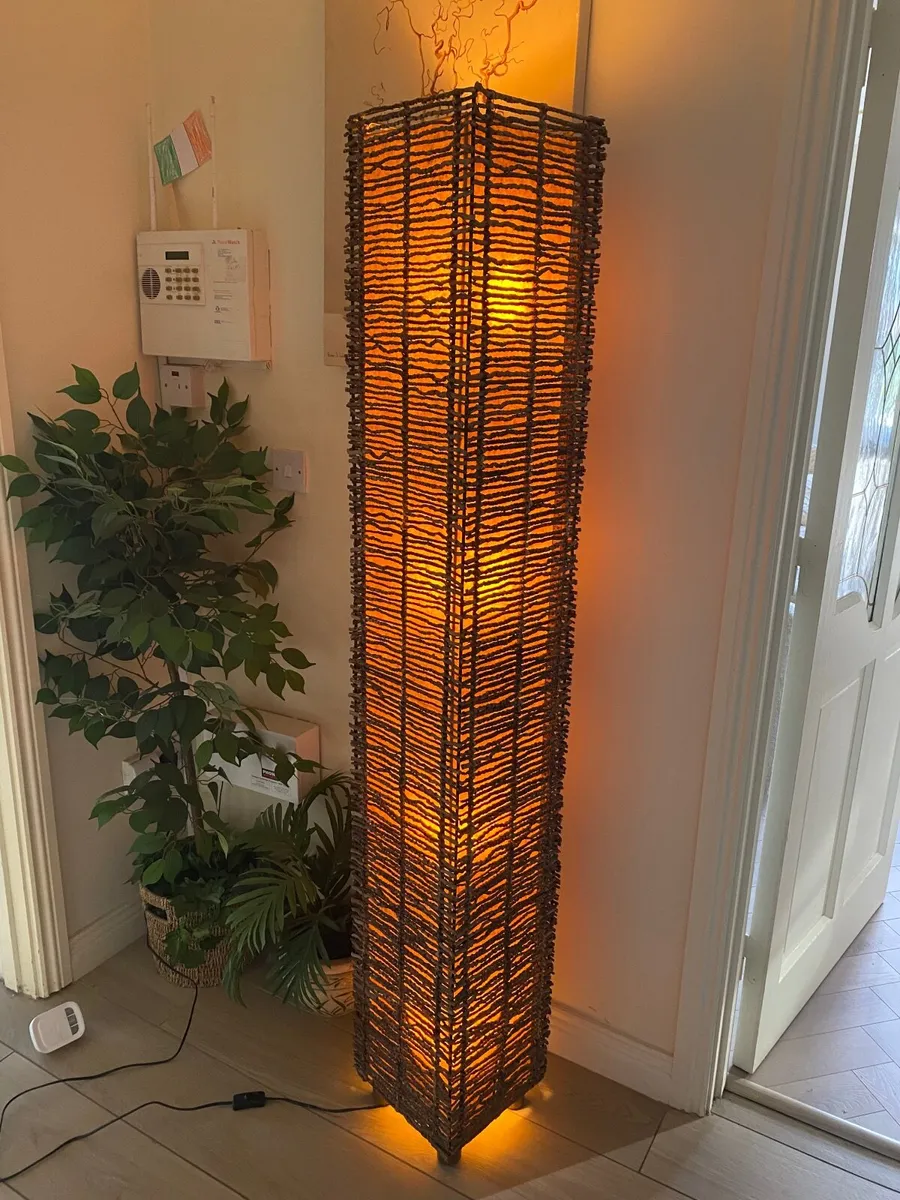 Wicker lamp, table lamp and canvas pictures - Image 1