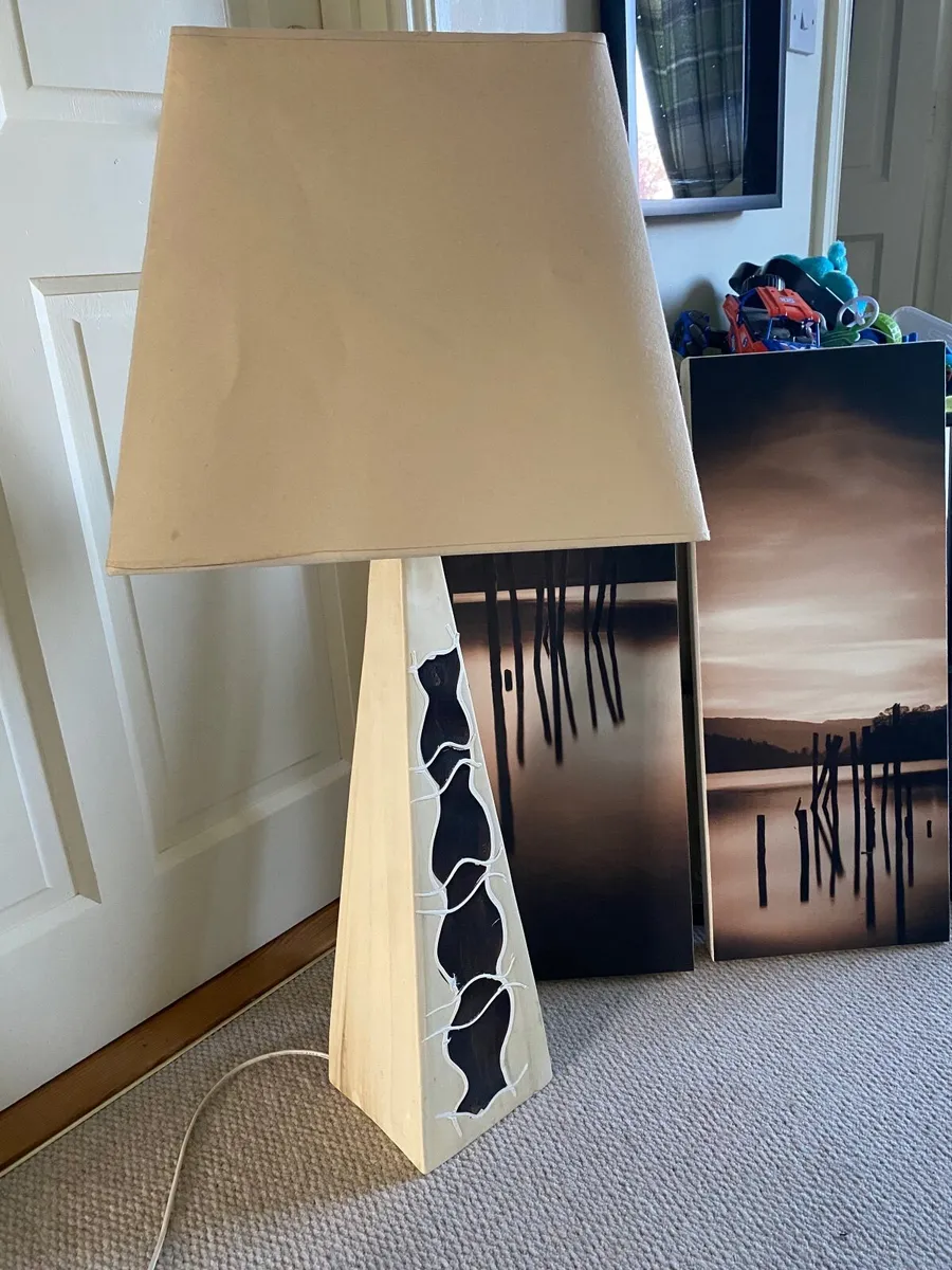 Wicker lamp, table lamp and canvas pictures - Image 2