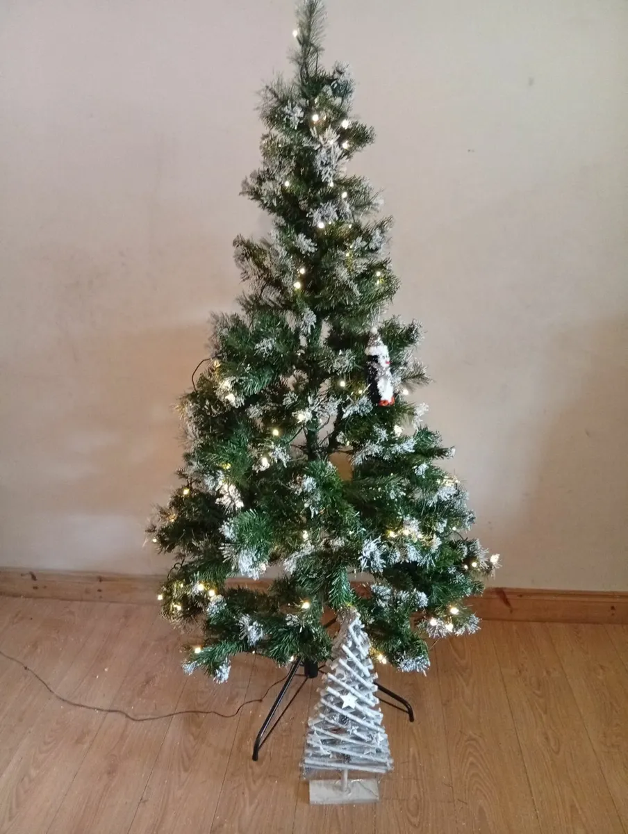 Luxury 6ft Pre-Lit Snow Christmas tree with lights - Image 1