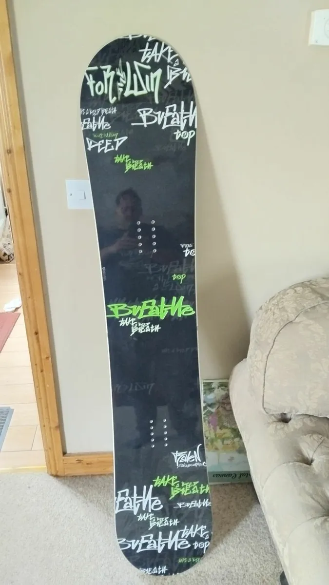 Snowboard and boots - Image 1