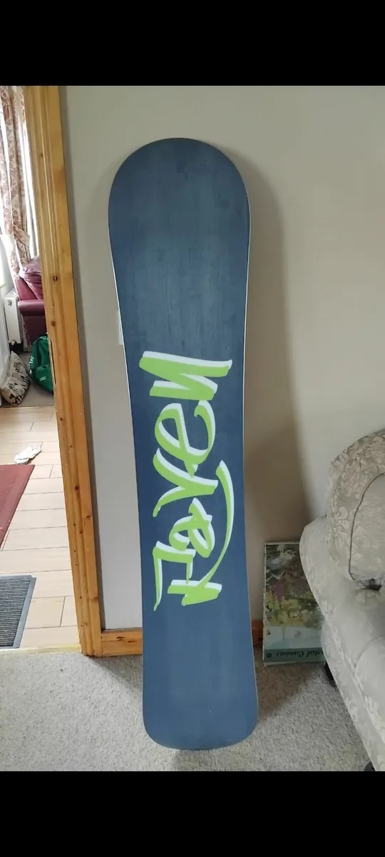 Snowboard and boots - Image 2