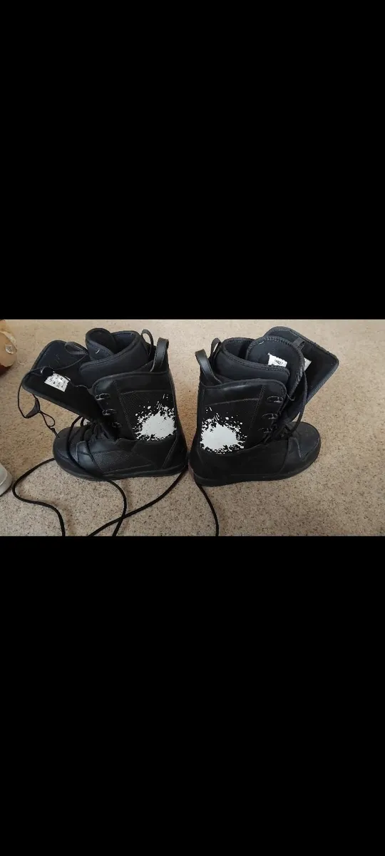 Snowboard and boots - Image 3