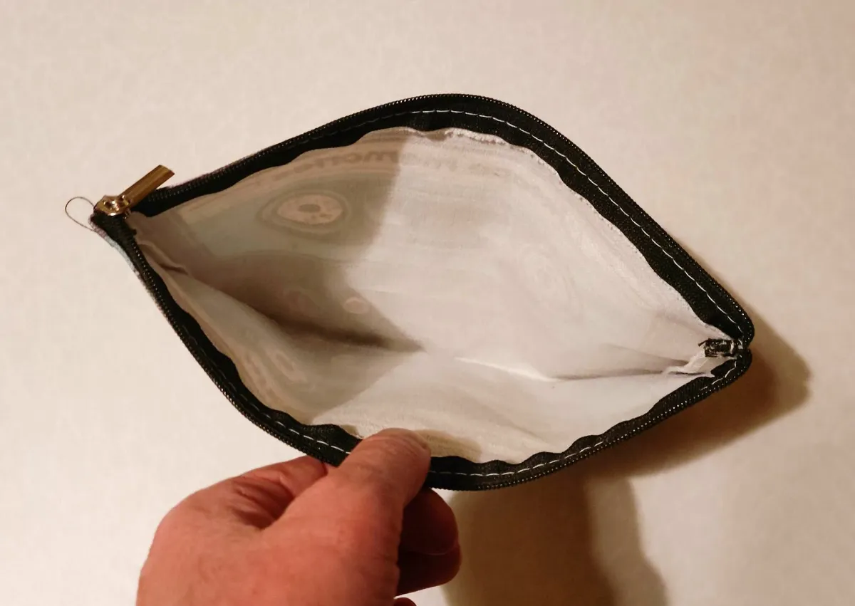 SMALL, CASSETTE LOOKALIKE STORAGE BAG (BRAND NEW). - Image 2