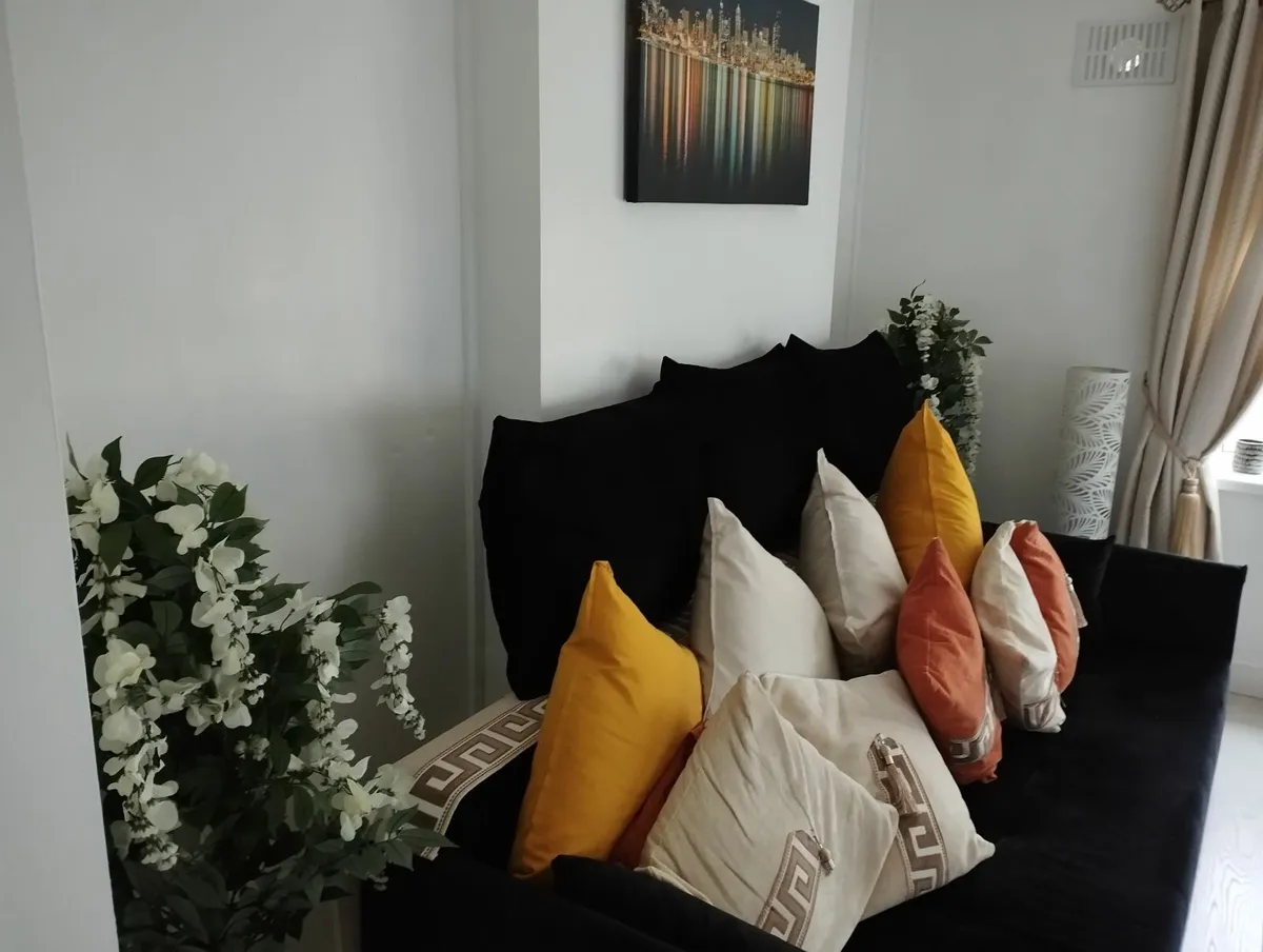Coffee table and wall picture. - Image 1