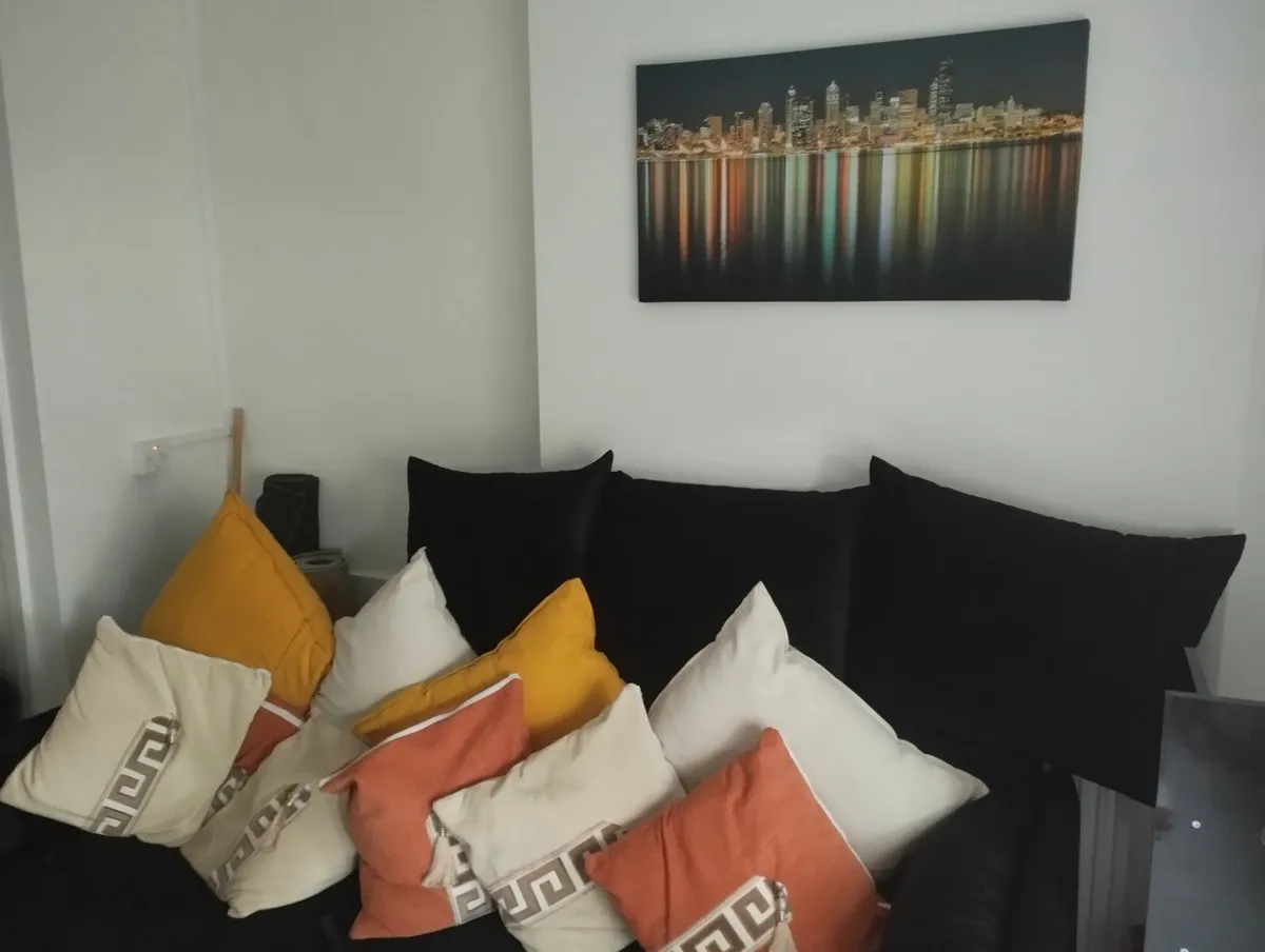 Coffee table and wall picture. - Image 2