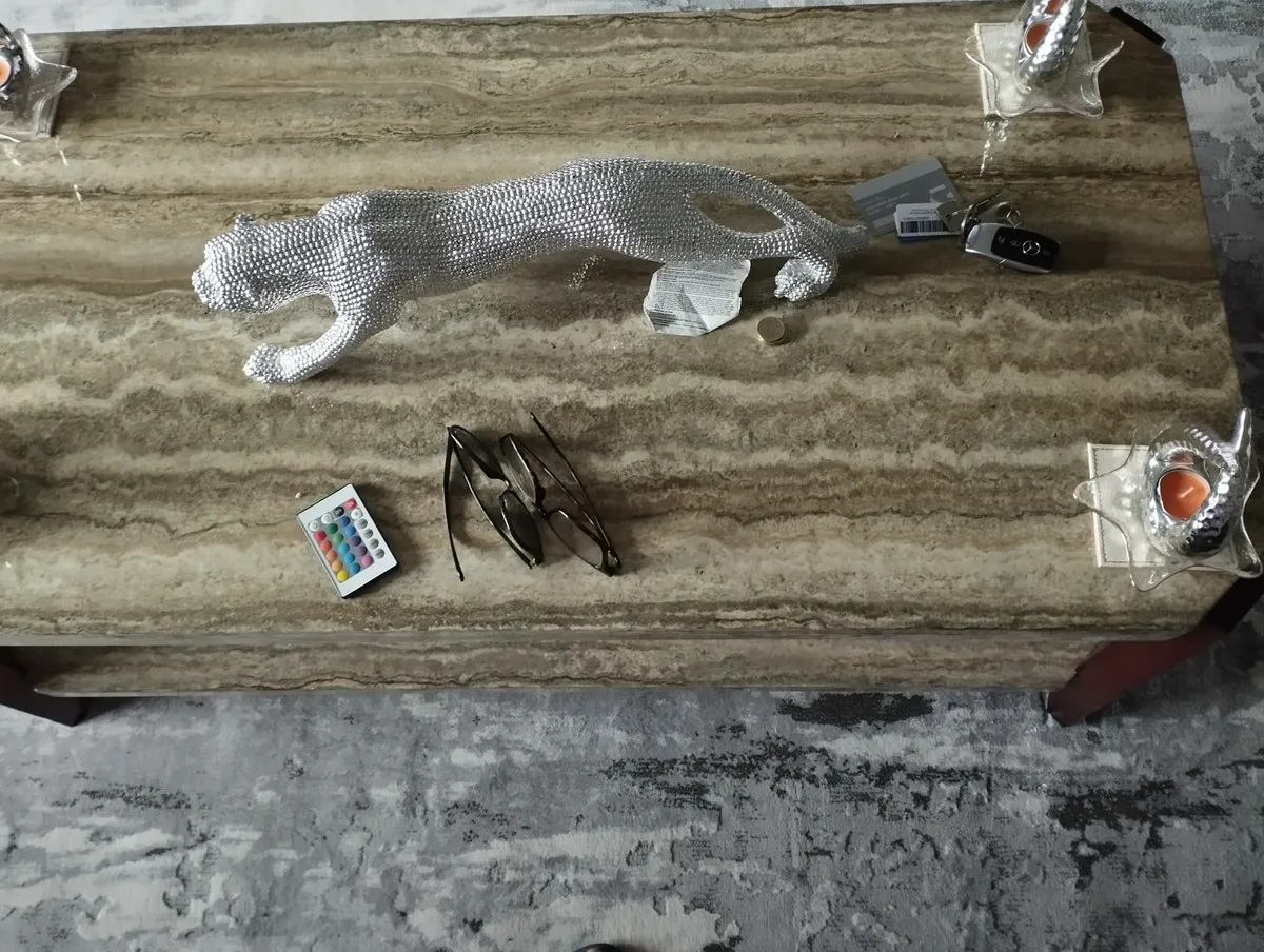 Coffee table and wall picture. - Image 3