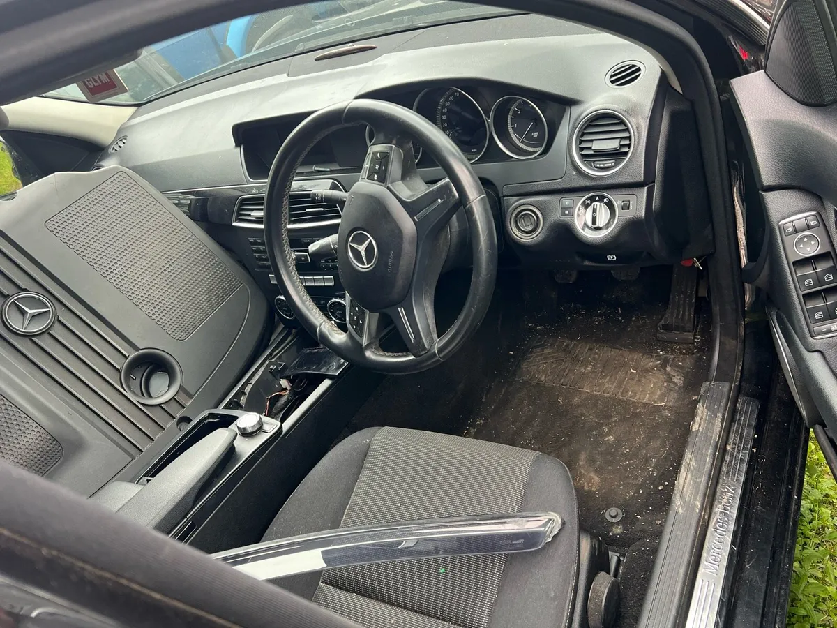 Cars and Jeep for parts - Image 4