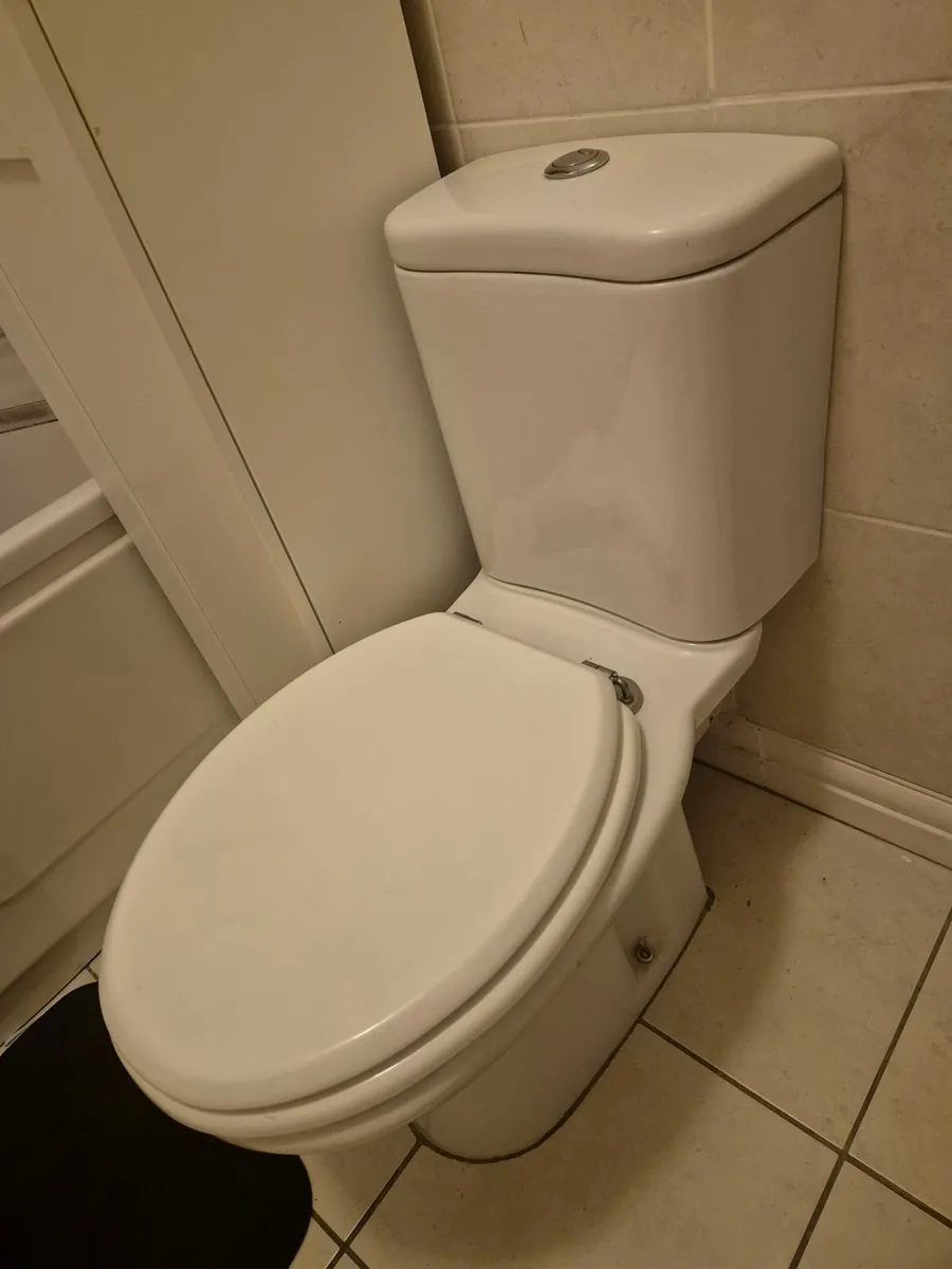 Bathroom items - Image 3