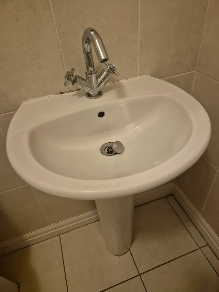 Bathroom items - Image 4