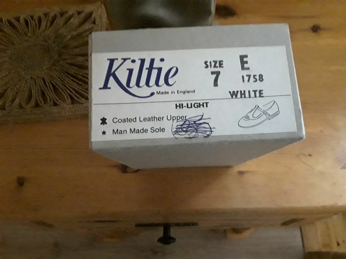 Child's brand new white leather shoes - Image 1