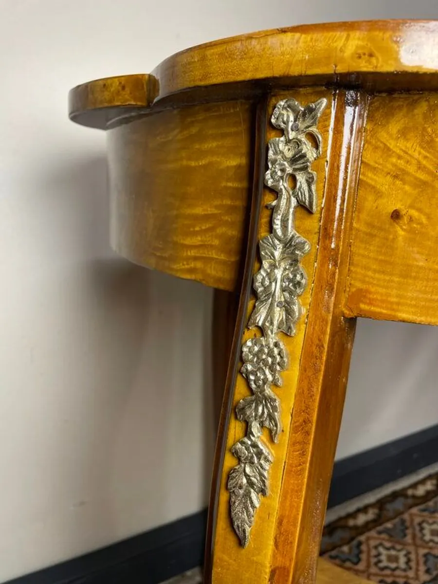 Beautiful Walnut Veneer Scalloped Side Table - Image 4