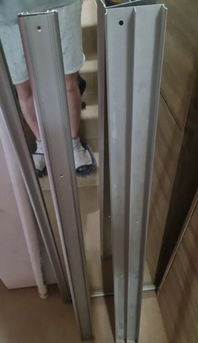 Pair of mirror sliding wardrobe doors - Image 2