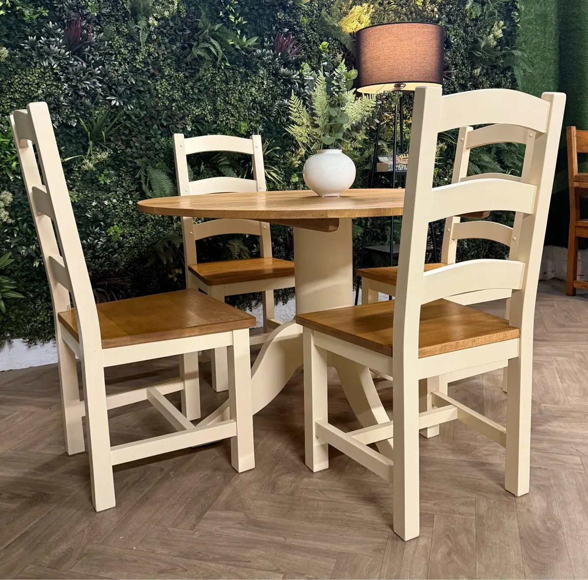 Solid oak kitchen table & 4 chairs - Image 1