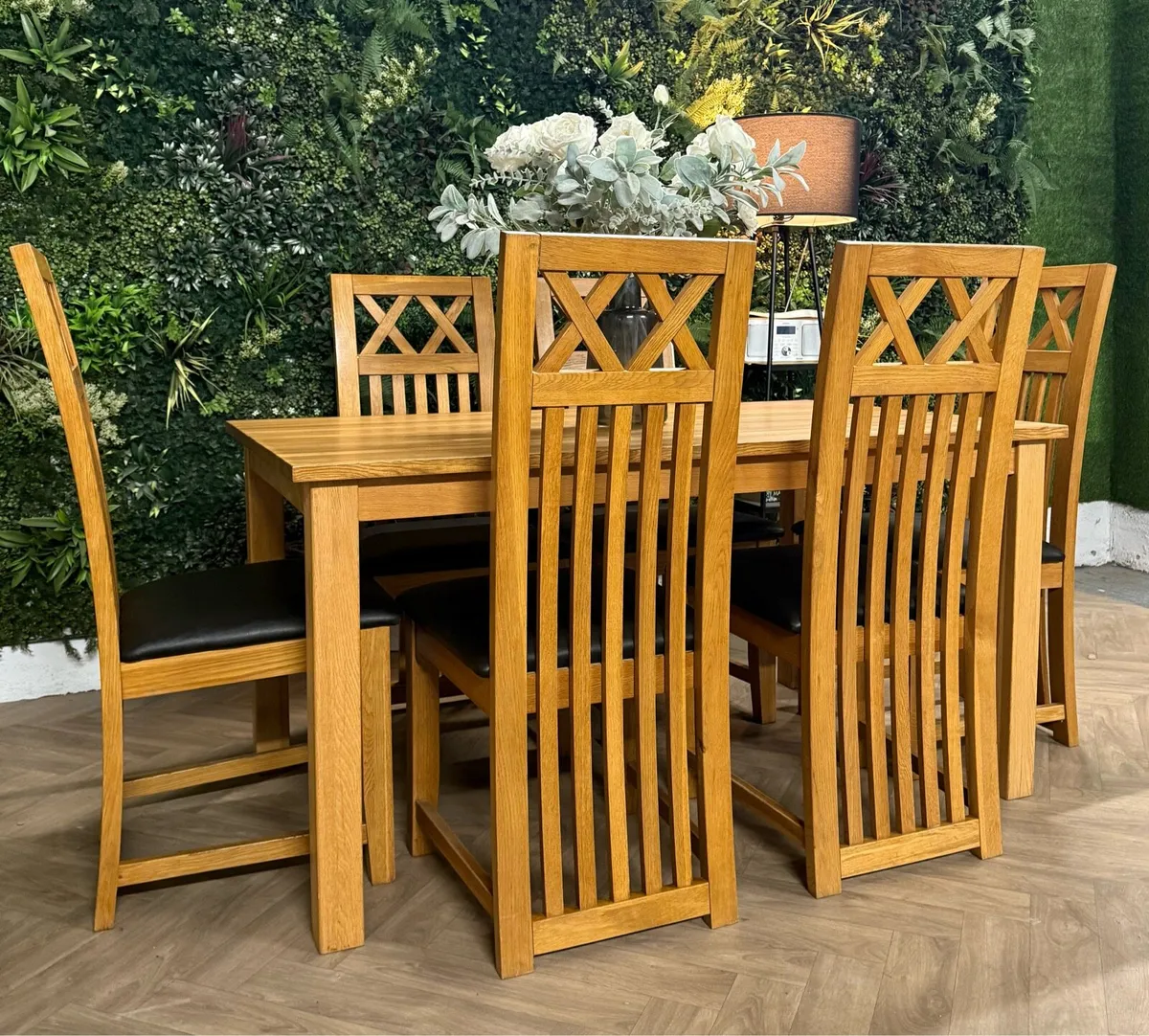 Solid oak kitchen table & 6 chairs/dining set - Image 1