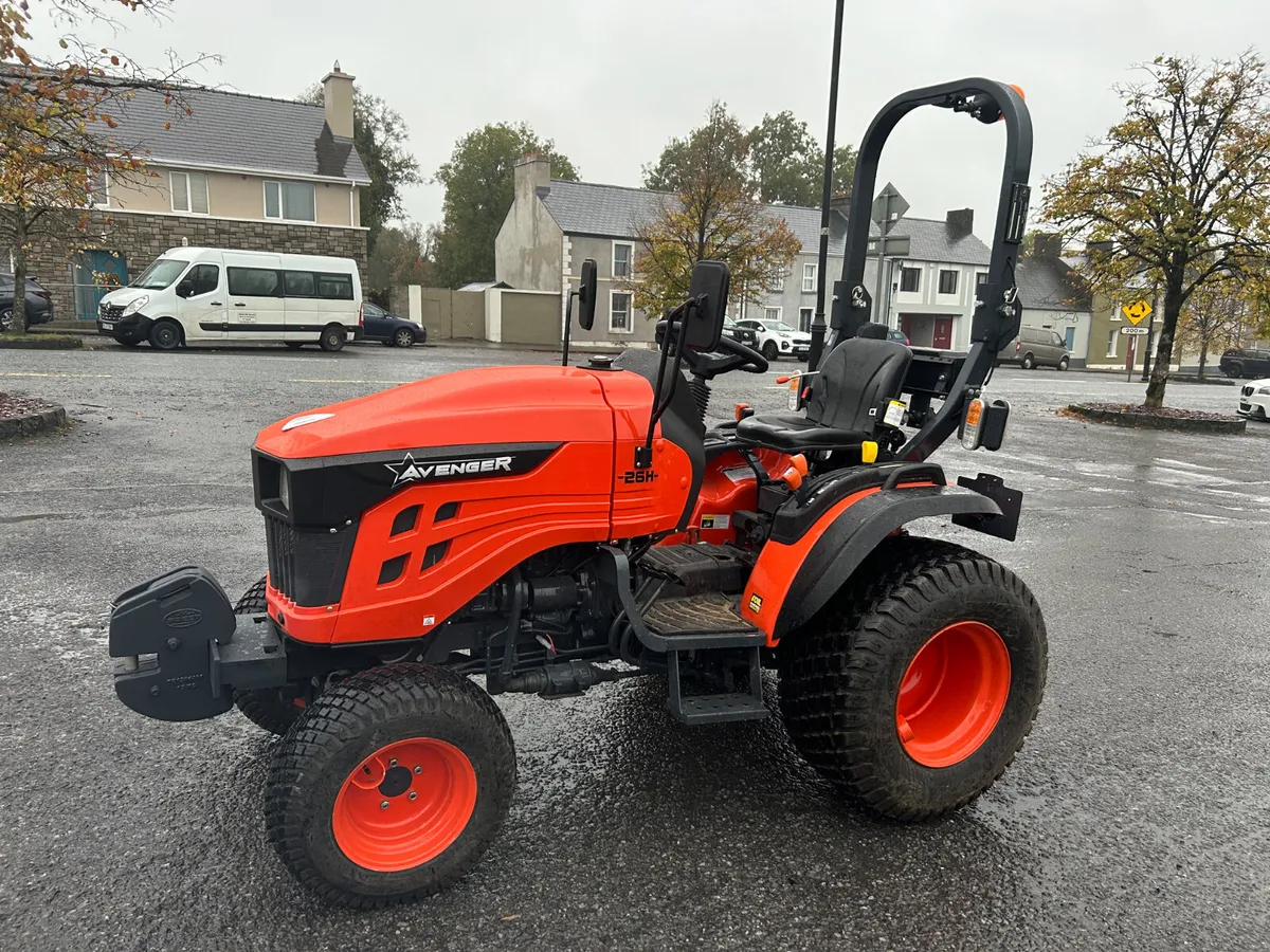 New Avenger 26 HST Compact Tractor - Image 2