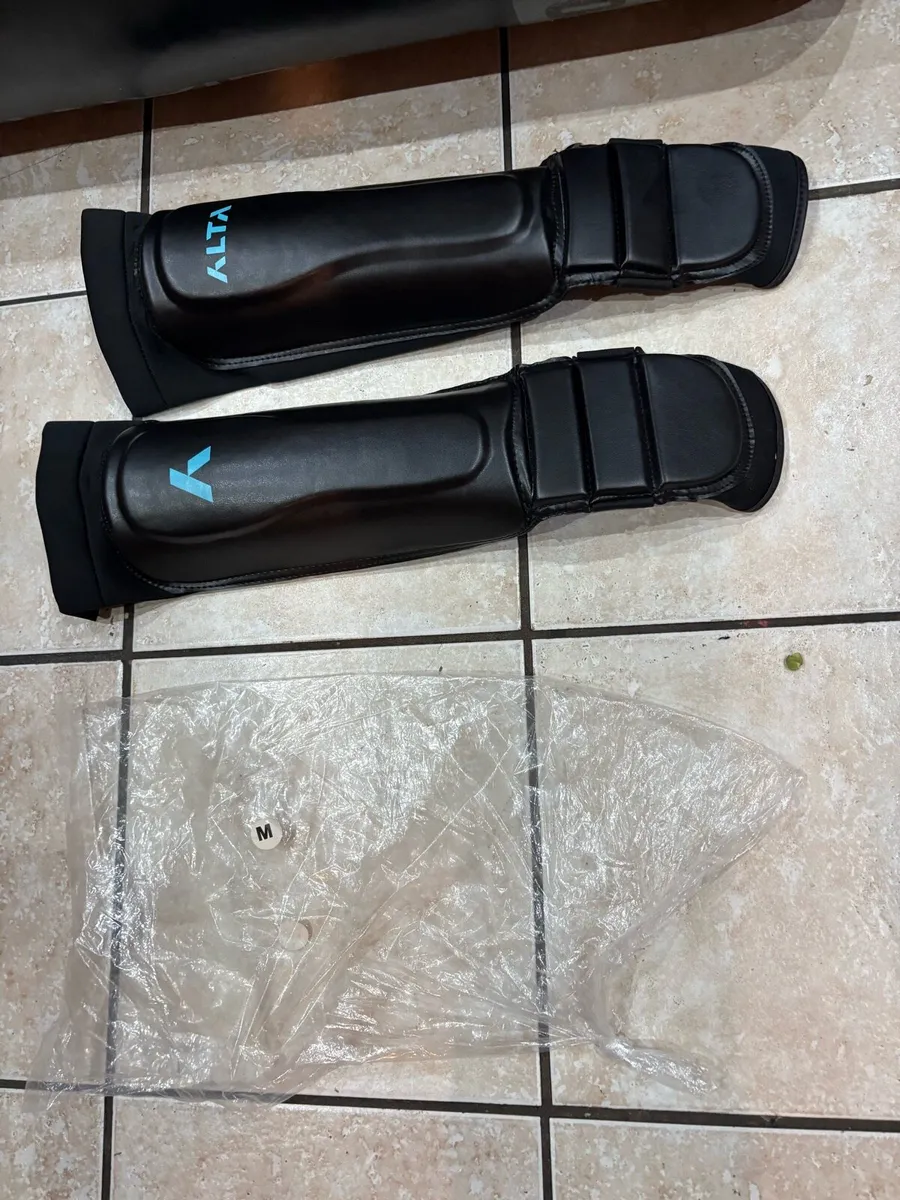 PUNCH BAG, KICK PADS, BOXING GLOVES + BOX A BALL! - Image 3