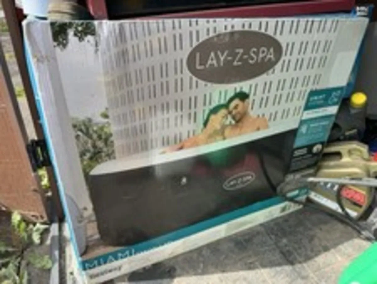 Lay-Z-Spa Hot tub - Image 1
