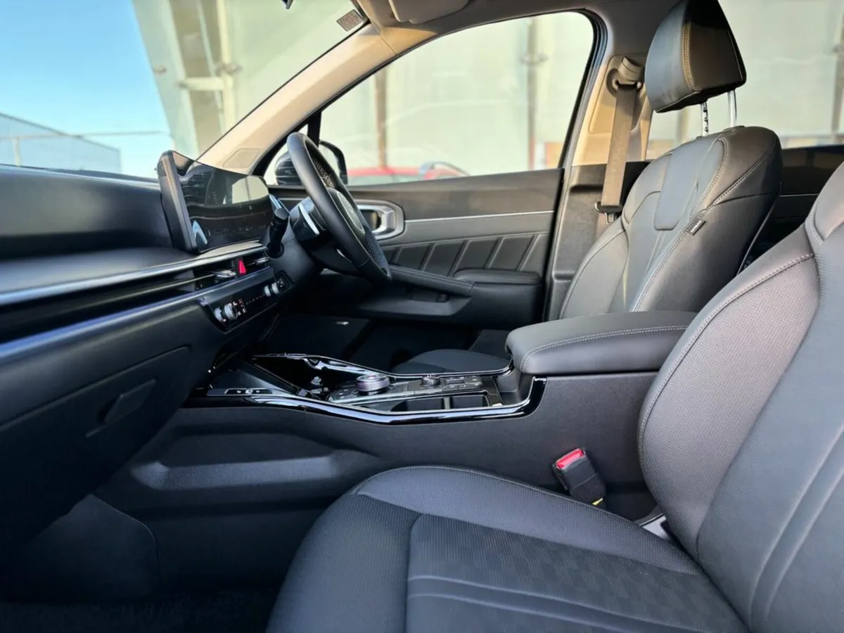 Kia Sorento 1.6 Plug in hybrid PE ( 7 Seats ) - Image 4