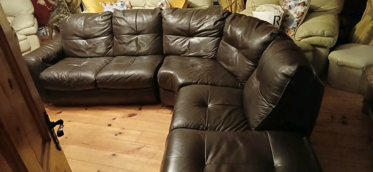 BROWN LEATHER CORNER SOFA - Image 1
