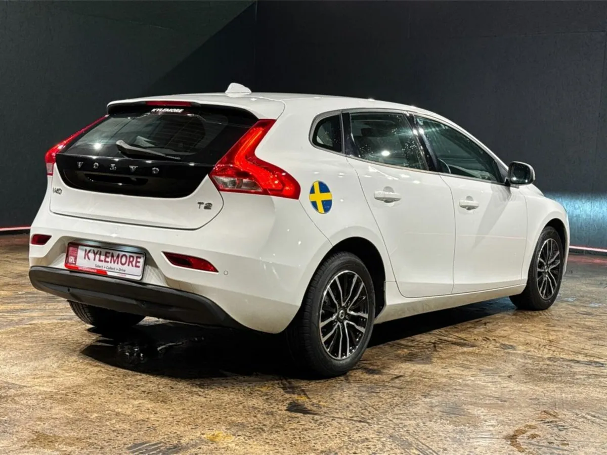 Volvo V40 T2 KENETIC - FACTORY ALLOYS - REVERSE CA - Image 4