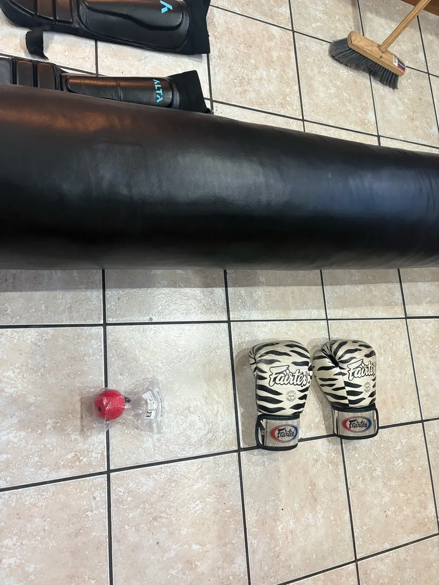 TOP PRO QUALITY BOXING BAG, KICK/ PUNCH PADS, BALL - Image 3