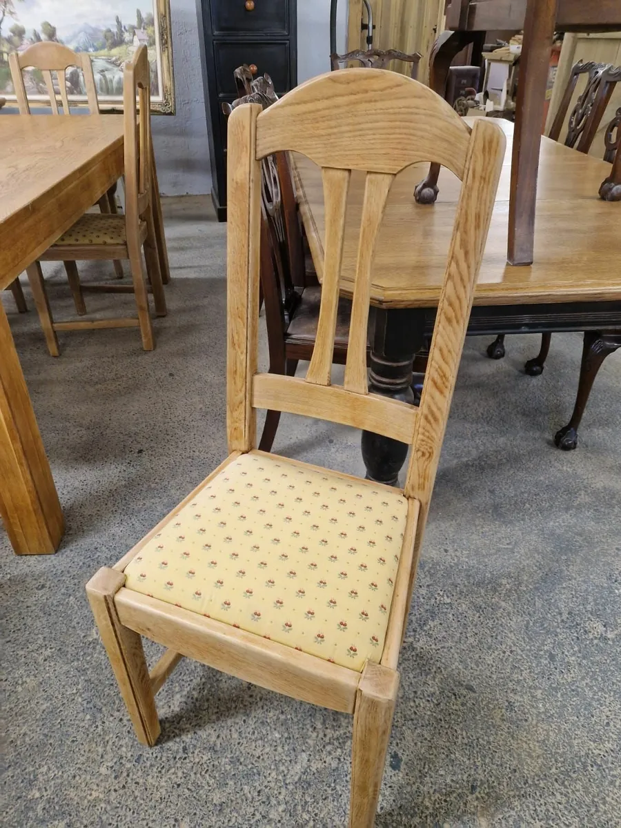 Solid light oak table, 6 chairs - Image 2