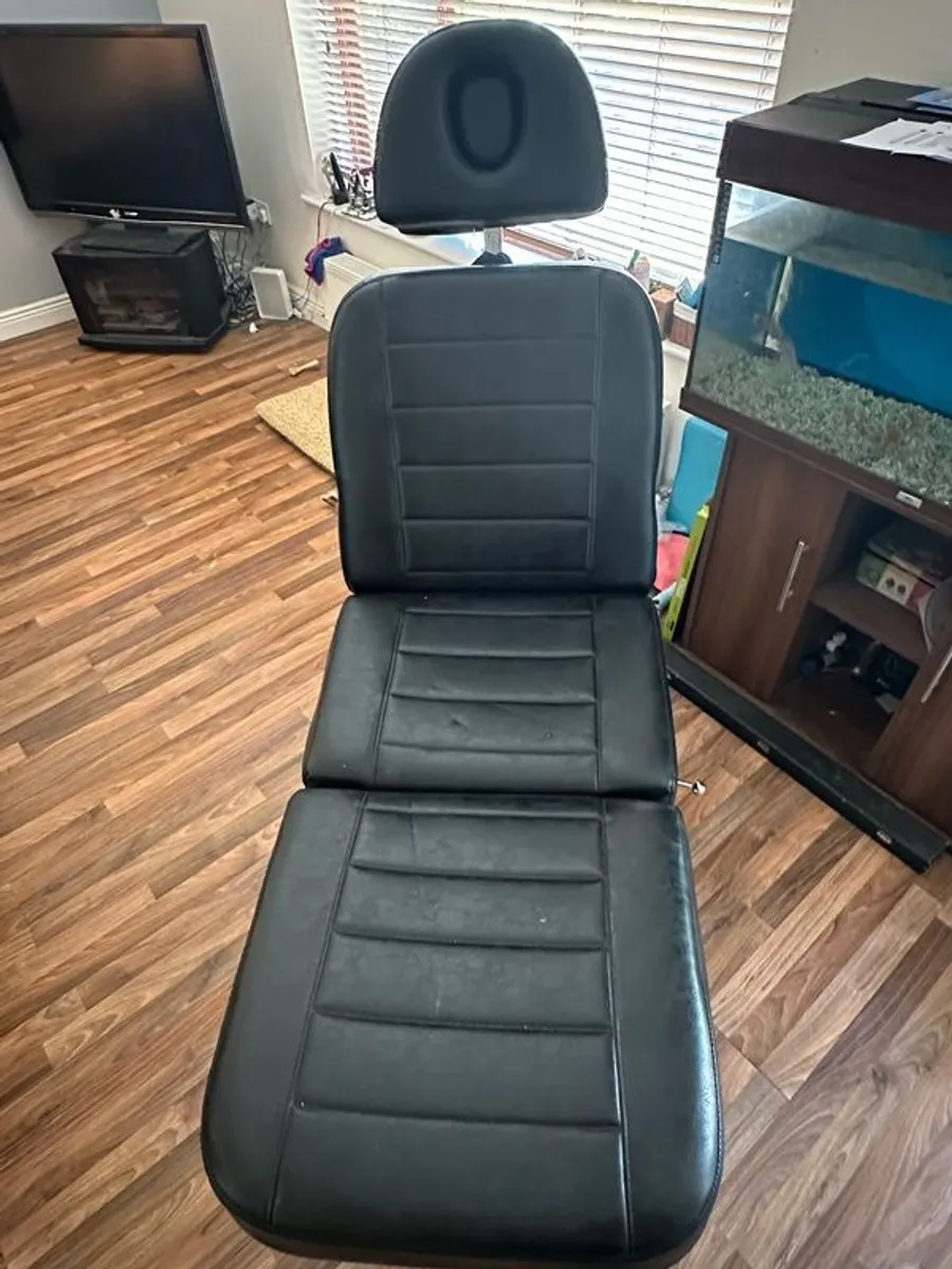Beauty salon leather chair - Image 1
