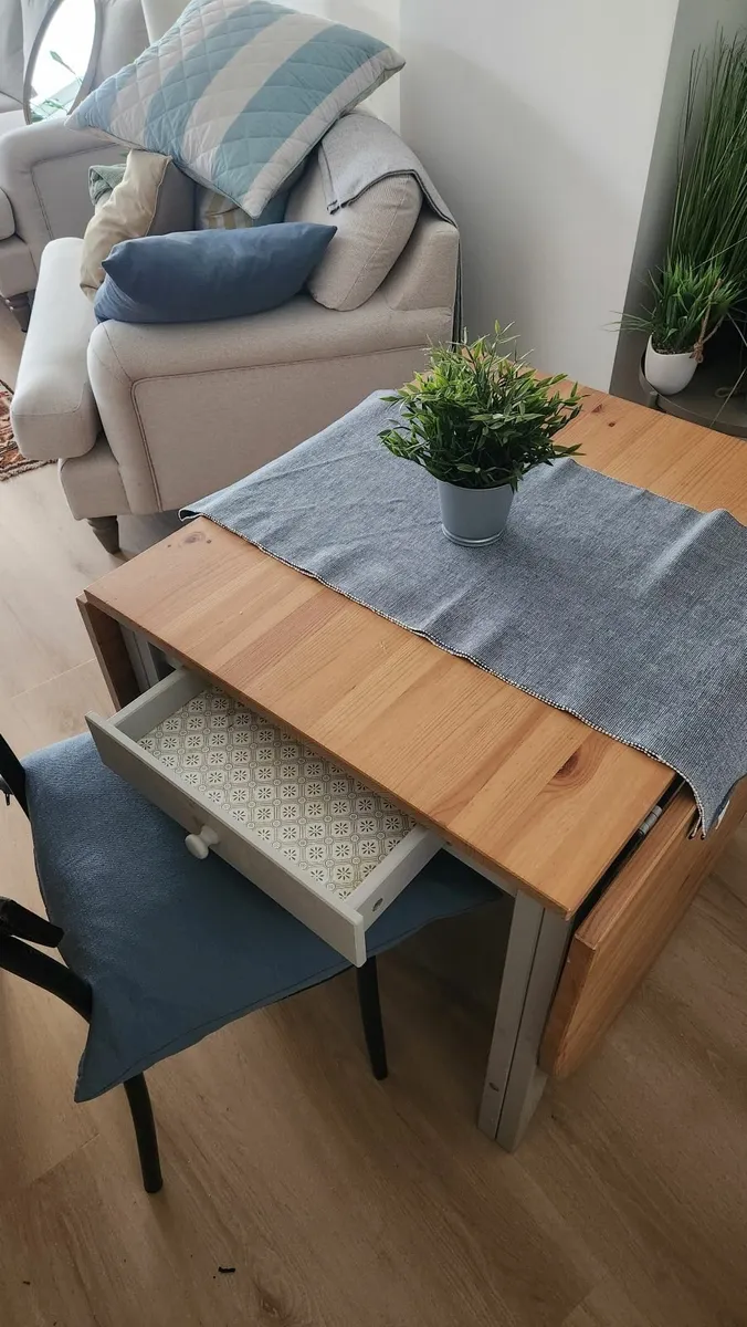 Dining table - Image 1