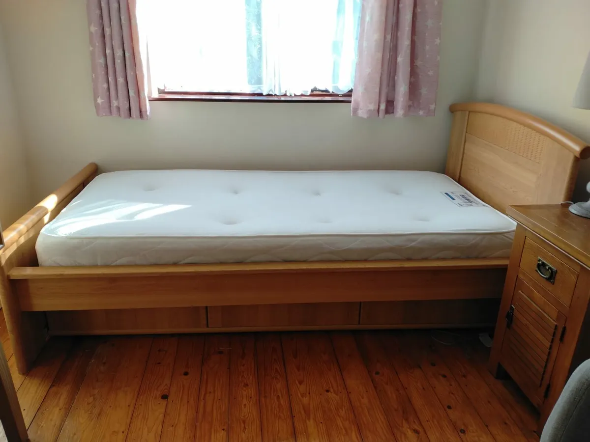 2 single beds with mattresses - Image 1