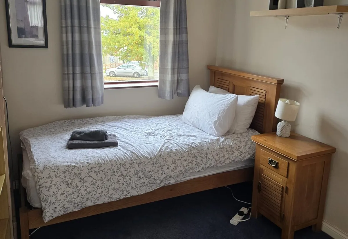 2 single beds with mattresses - Image 2