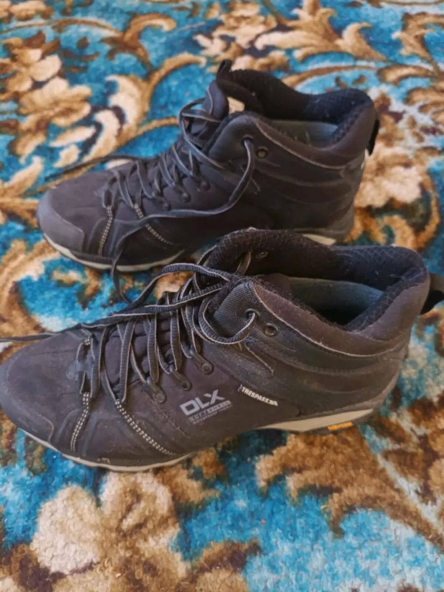 Vibram walking boots - Image 1