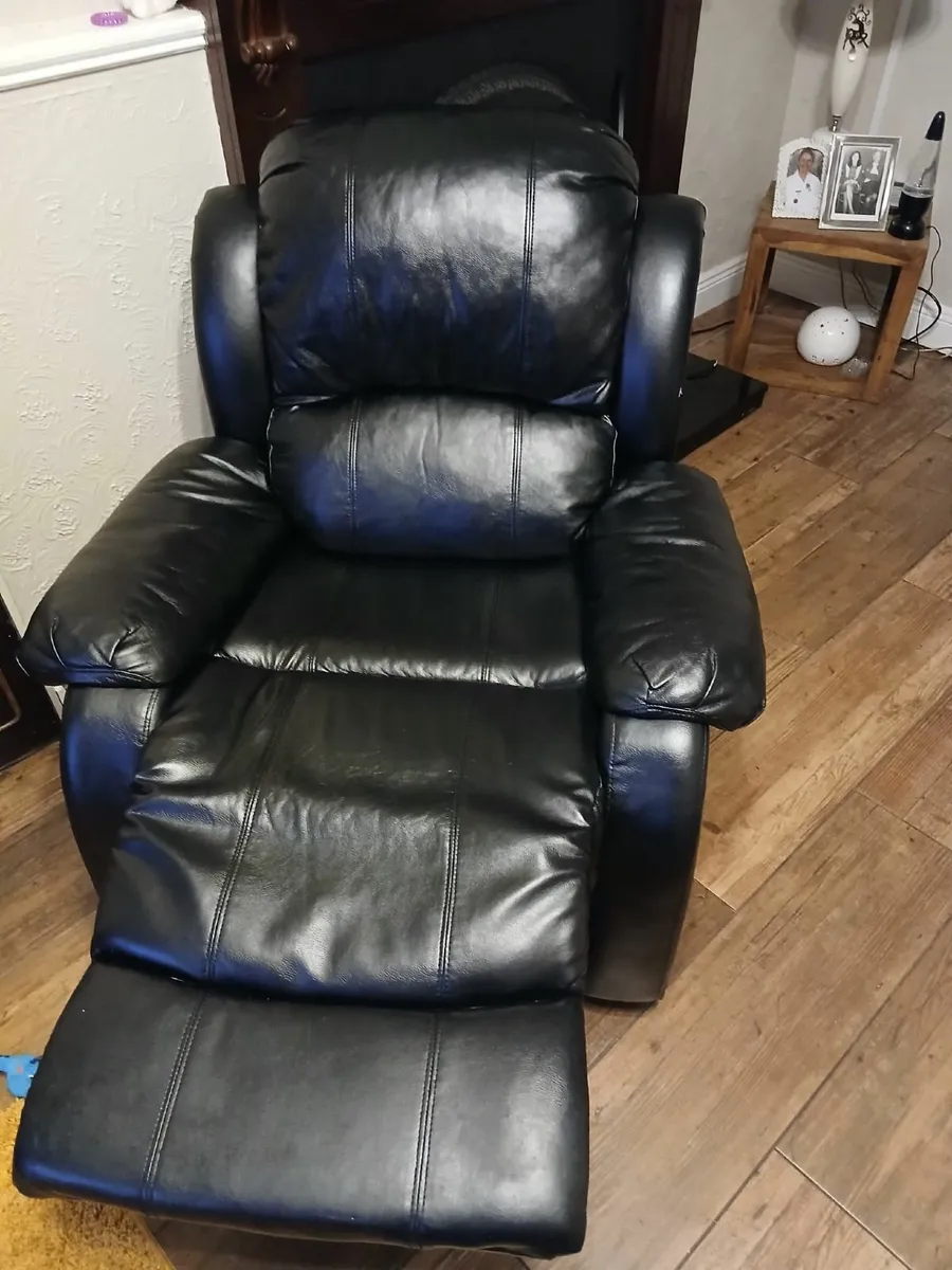2 black leather armchairs . Very good condition