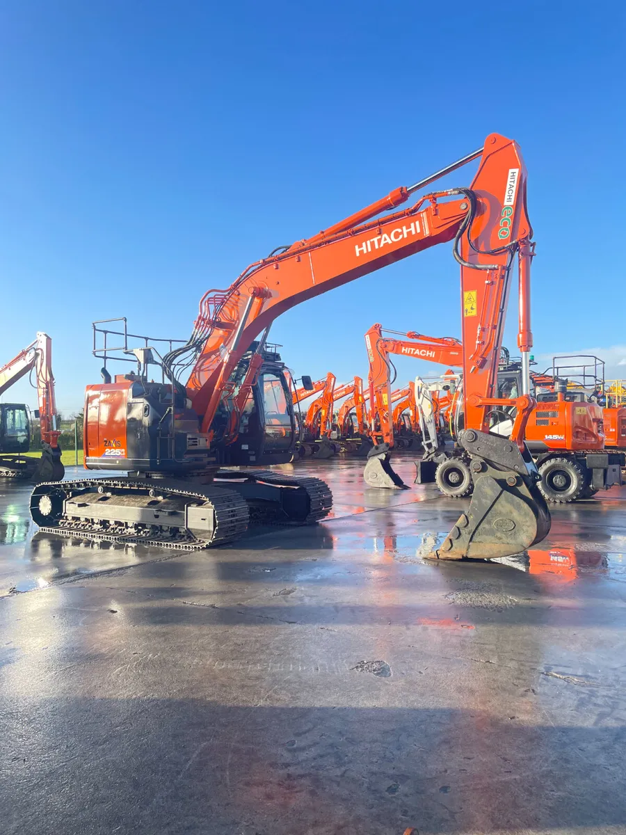 HITACHI ZX225-6 - Image 1