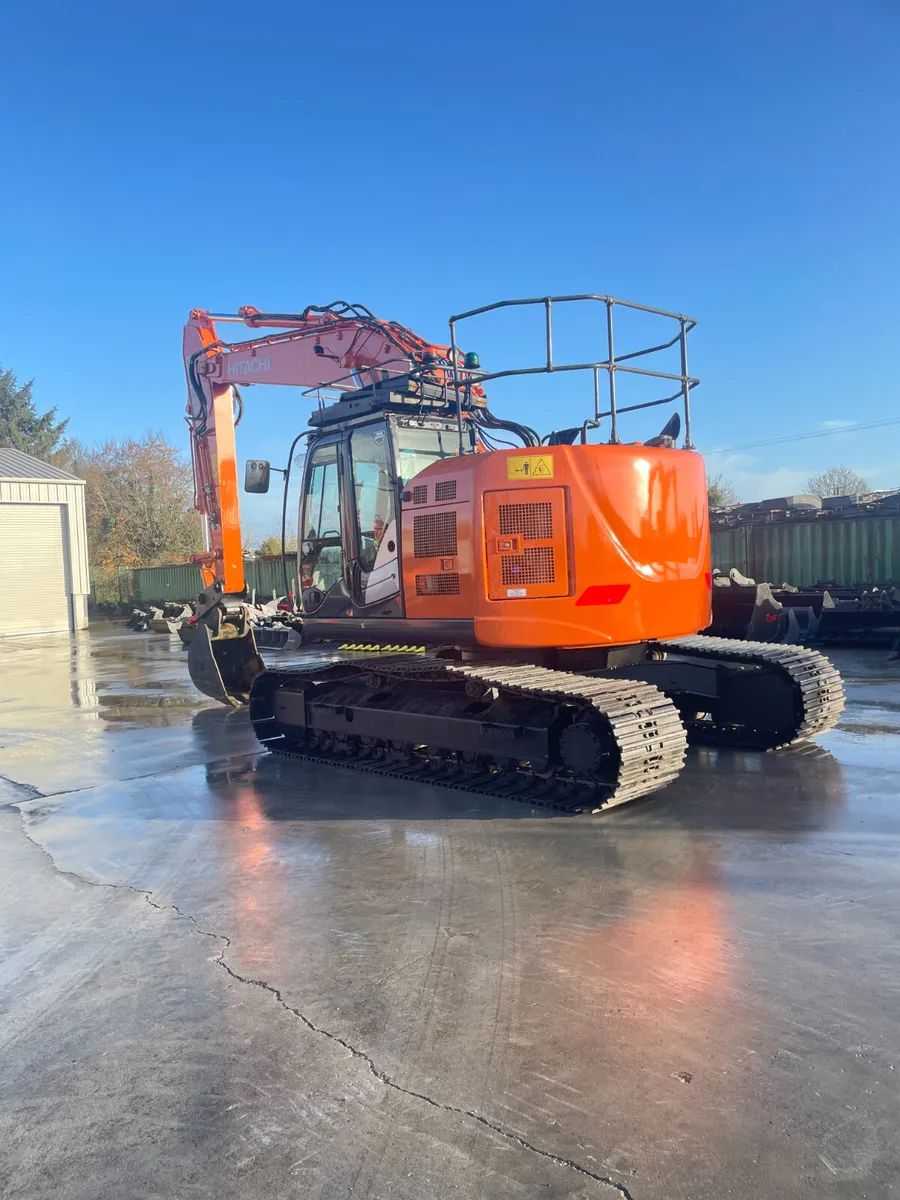 HITACHI ZX225-6 - Image 4