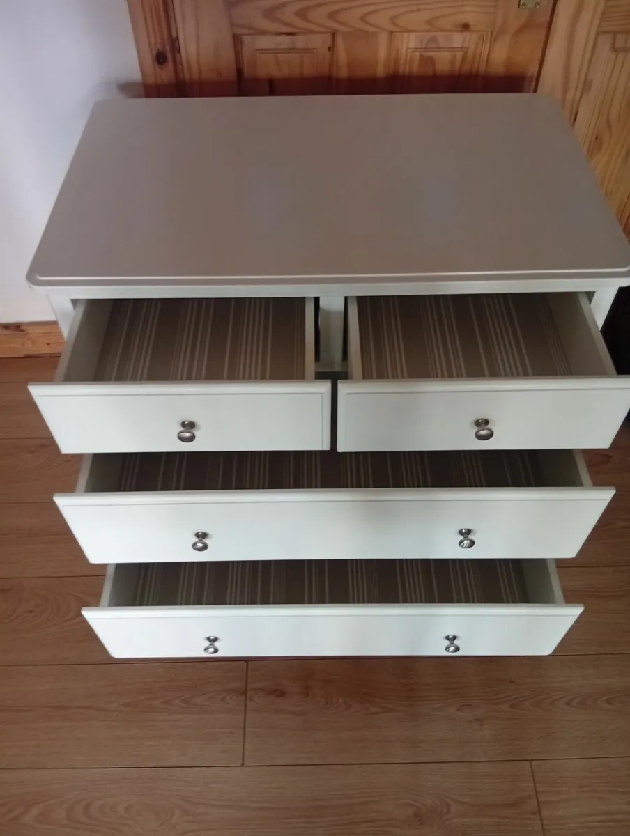 Quality Roomy White chest of drawers 6months - Image 3