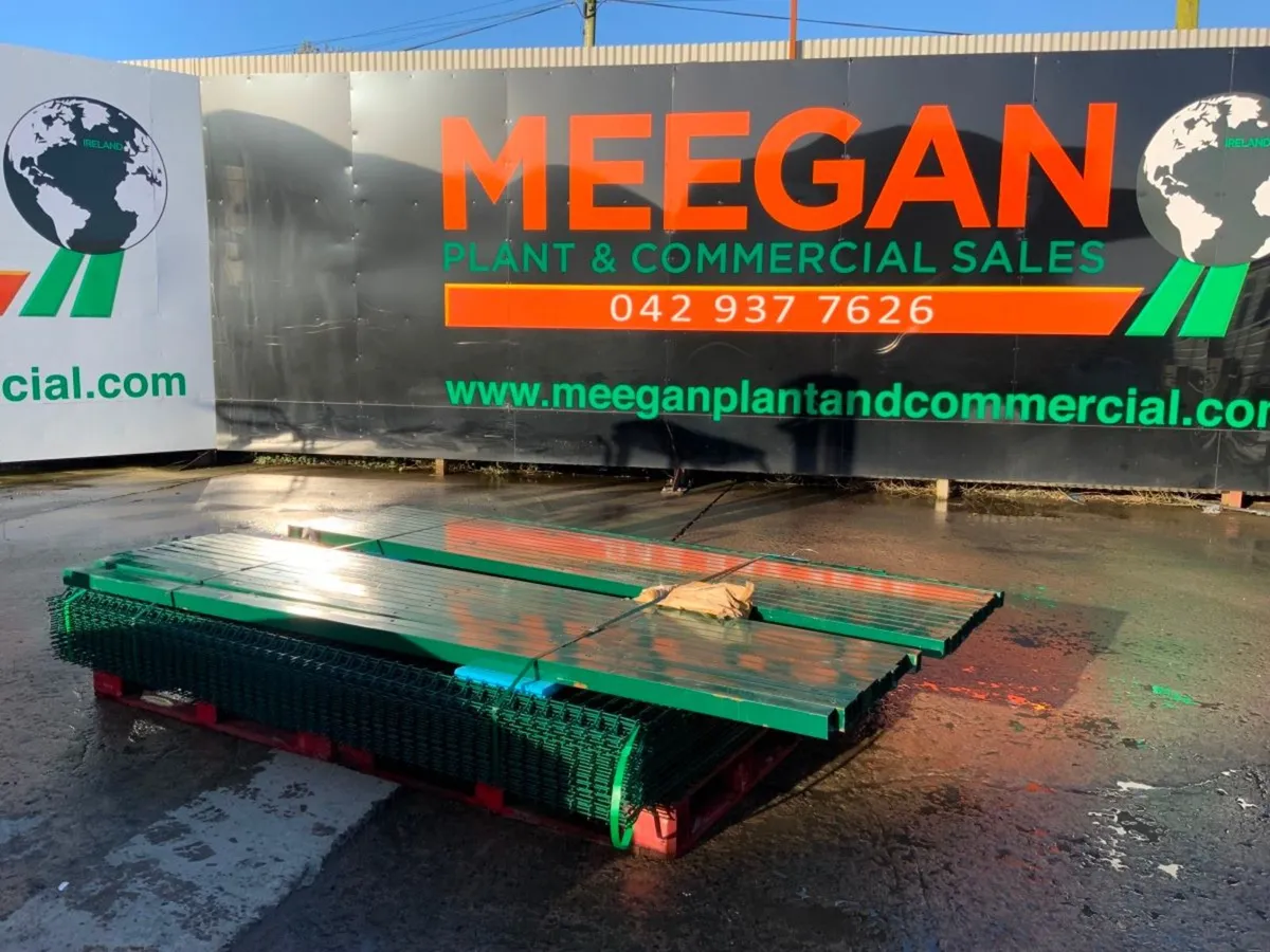 V MESH FENCING PANELS & POSTS..485. - Image 1