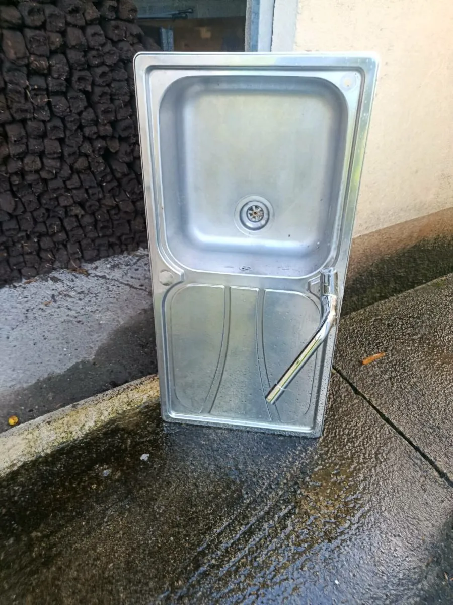 Kitchen sink and taps - Image 1