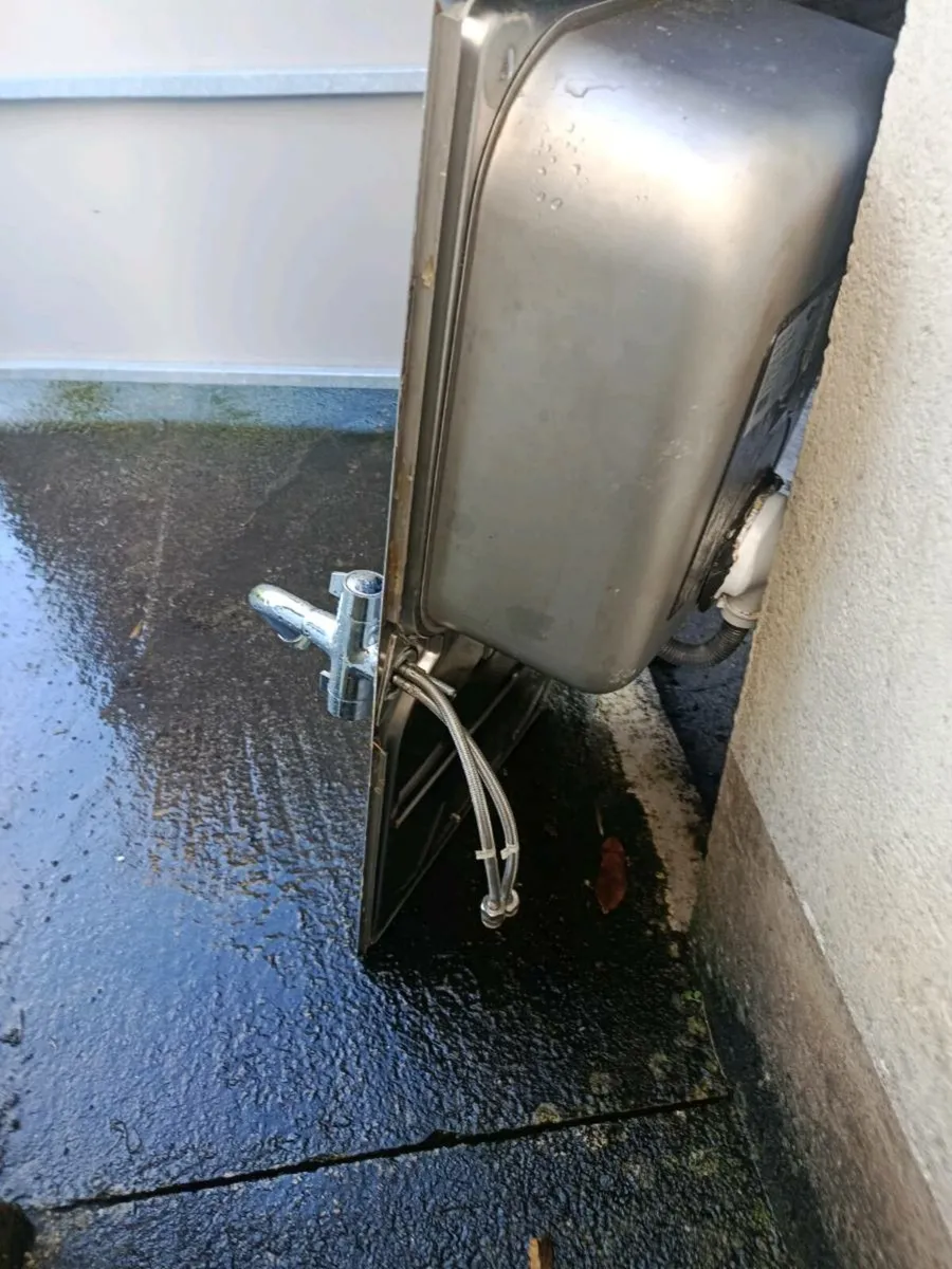 Kitchen sink and taps - Image 2