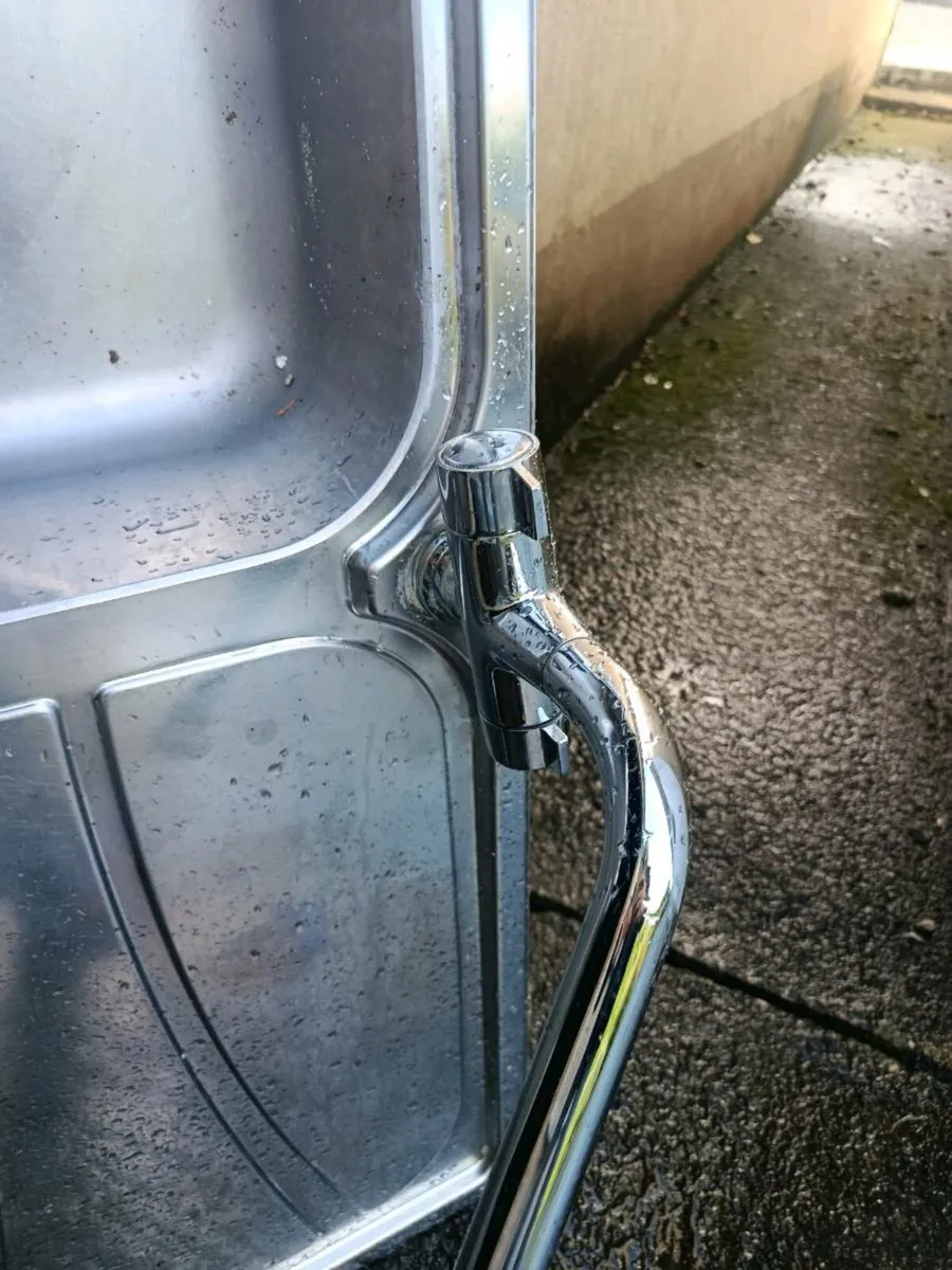 Kitchen sink and taps - Image 3