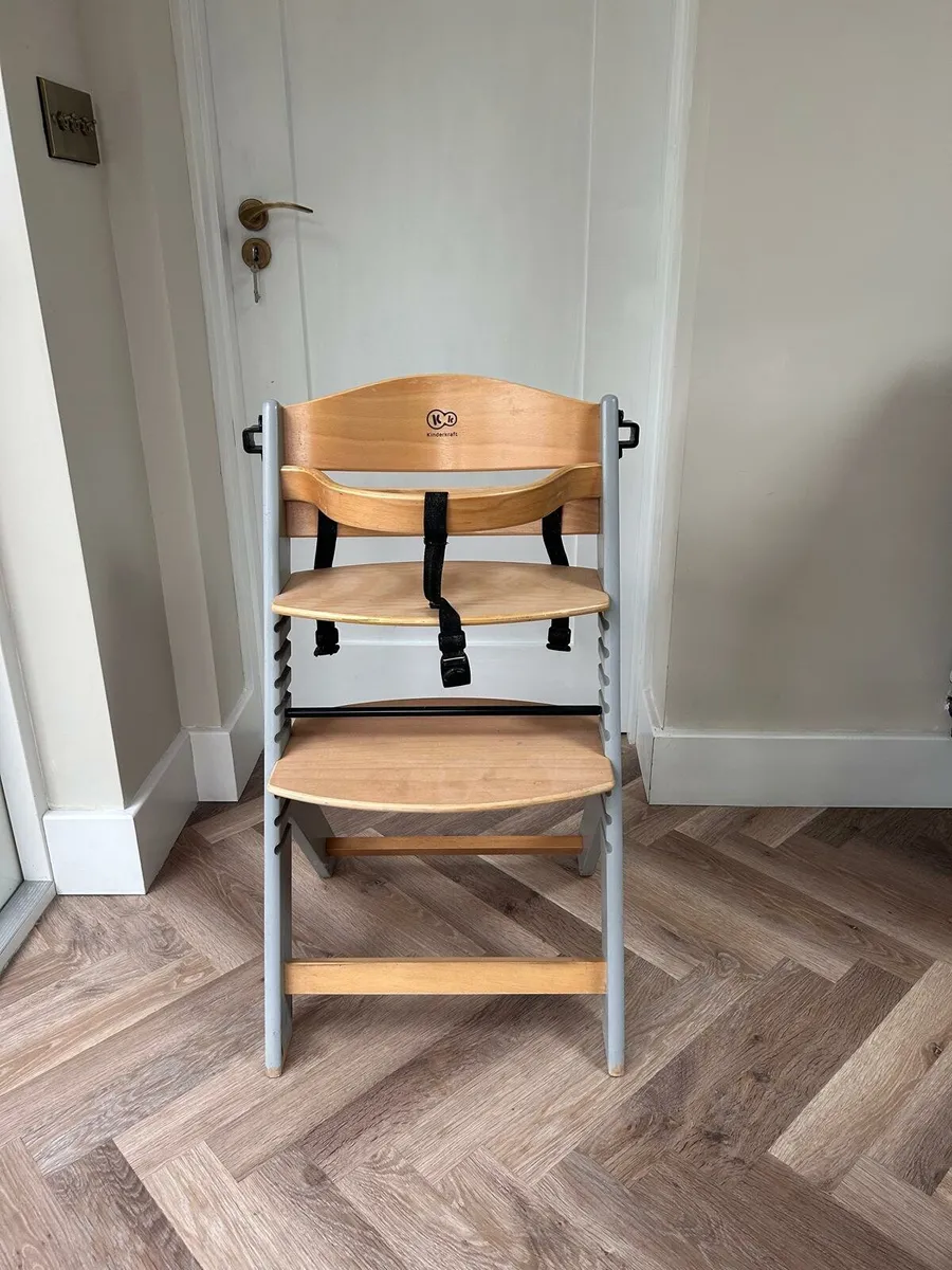 Convertible wooden baby chair - Image 1