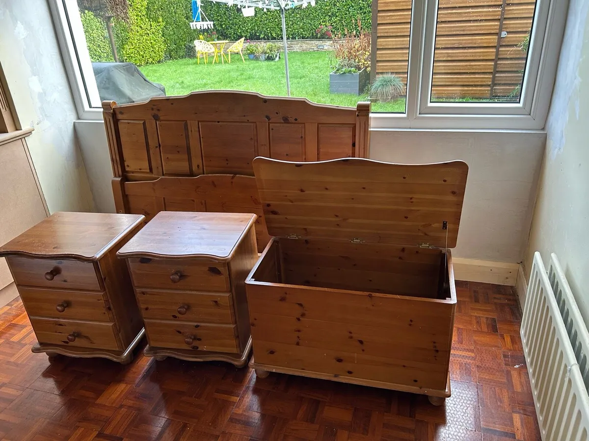 King size bed, lockers and blanket box - Image 1