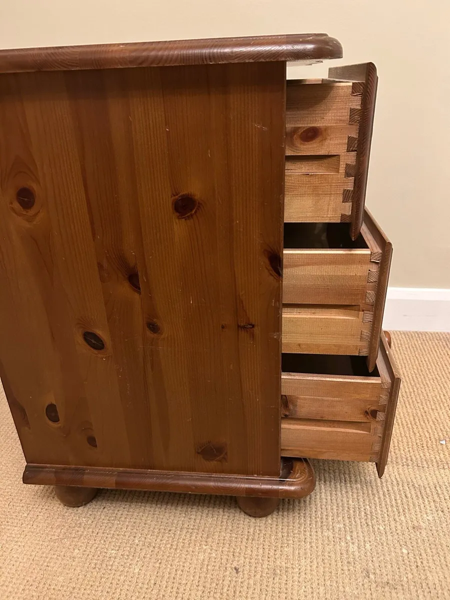 King size bed, lockers and blanket box - Image 4