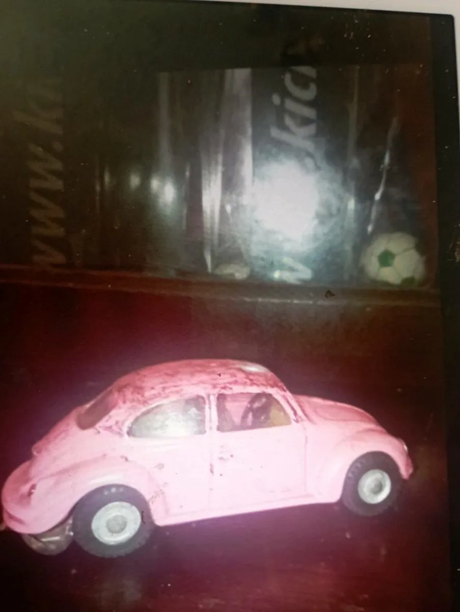 VINTAGE 1-32 SCALE VW BEETLE DIE-CAST MODEL CAR - Image 1