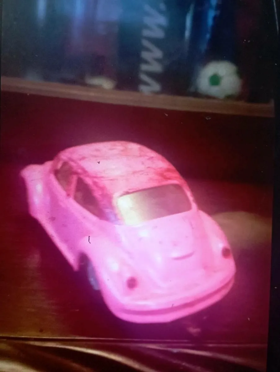 VINTAGE 1-32 SCALE VW BEETLE DIE-CAST MODEL CAR - Image 2